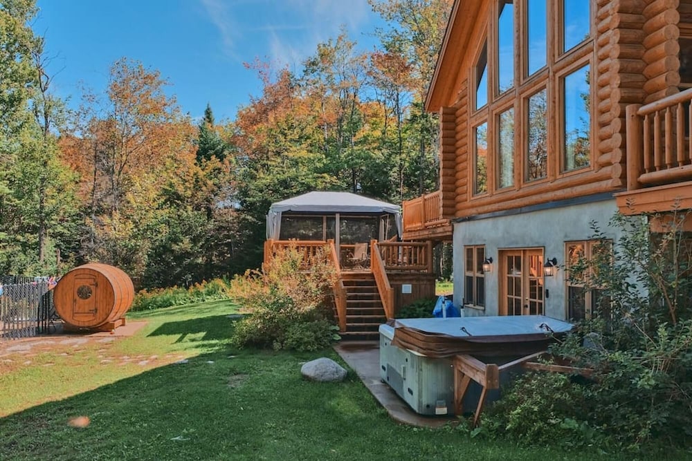 Grand Duc 74 - Gorgeous log Cottage With Private hot tub Heated Pool and Sauna