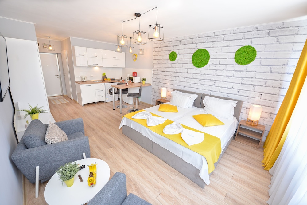 Candy Studio - Cismigiu Gardens - Quiet Room - Open Kitchen -smart Tv view 5
