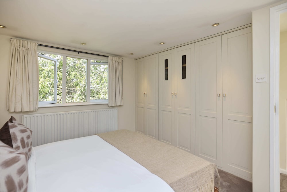 Chiswick Townhouse with Garden & Parking