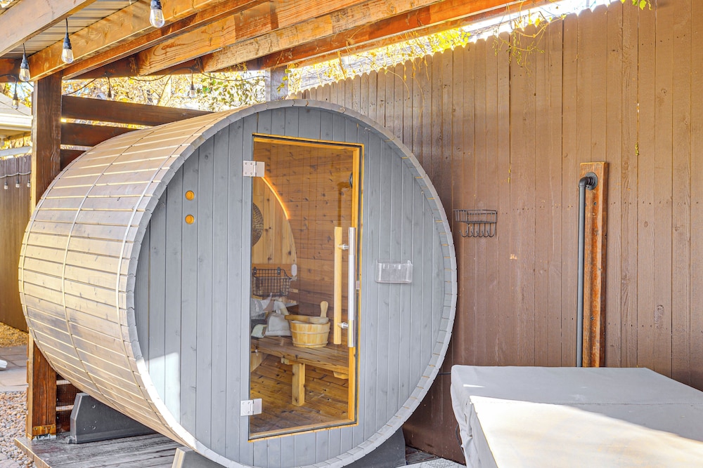 Sauna, Hot Tub & Cold Plunge: Oklahoma City Home!