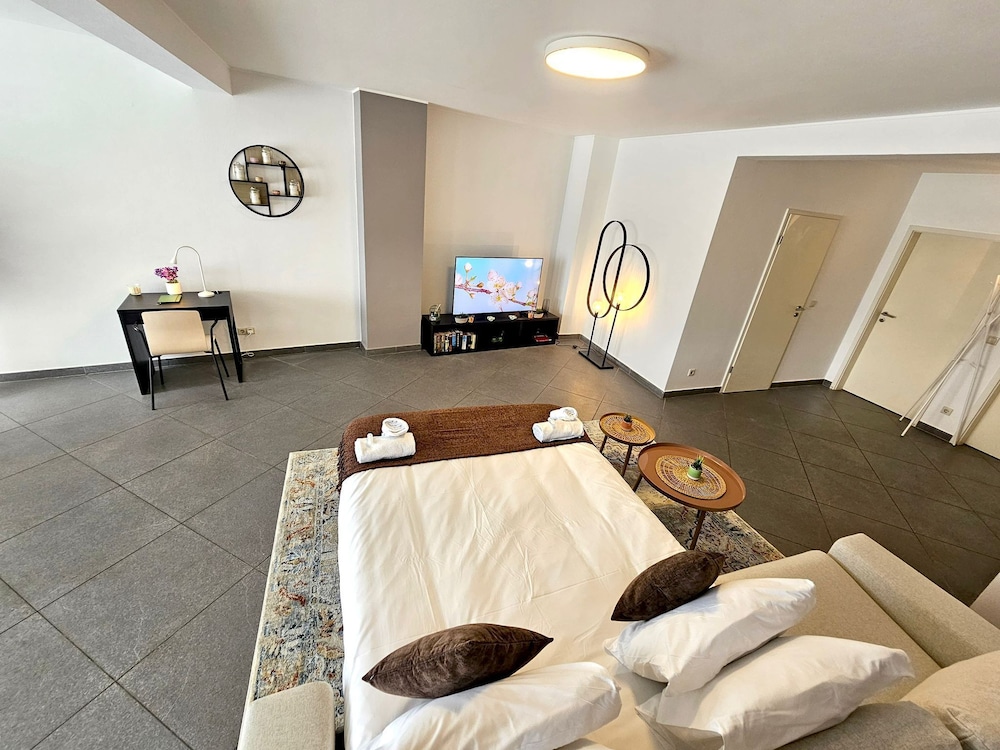 Well Appointed 2BR w terrace&parking