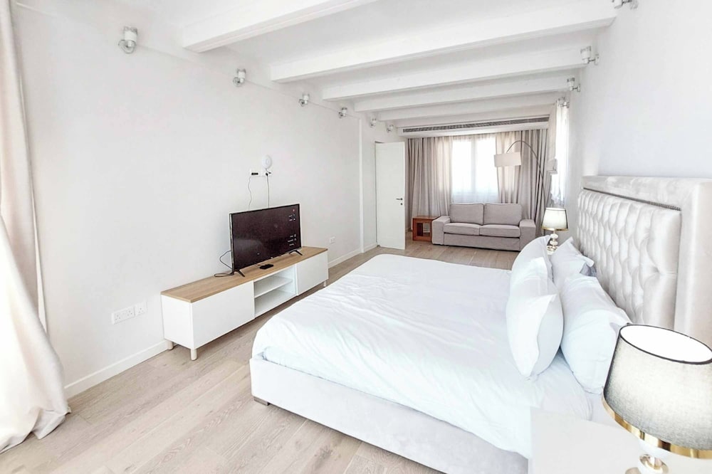 Aphrodite Hills Superior Villa 0100