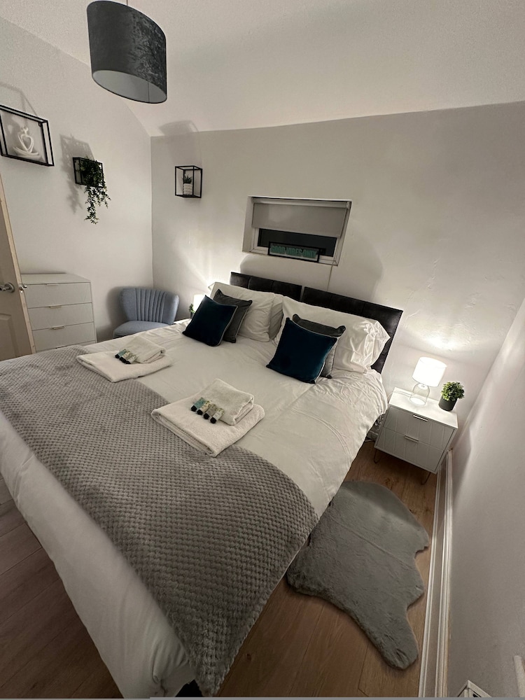 3 bed Chill Glouc With 3 Bedrooms and 1 Bathrooms