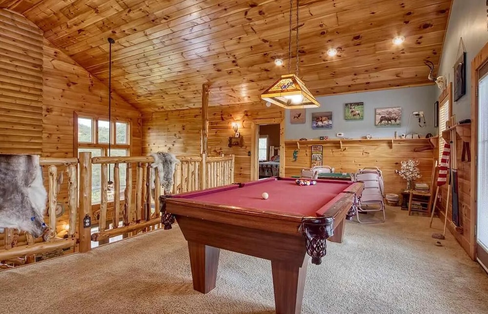 Smoky Mtn Log Cabin w Wet Bar Loft
