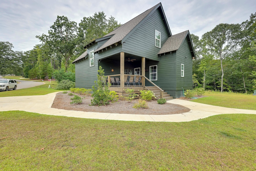 Walk to Lake Martin: Water-view Retreat w/ Deck!