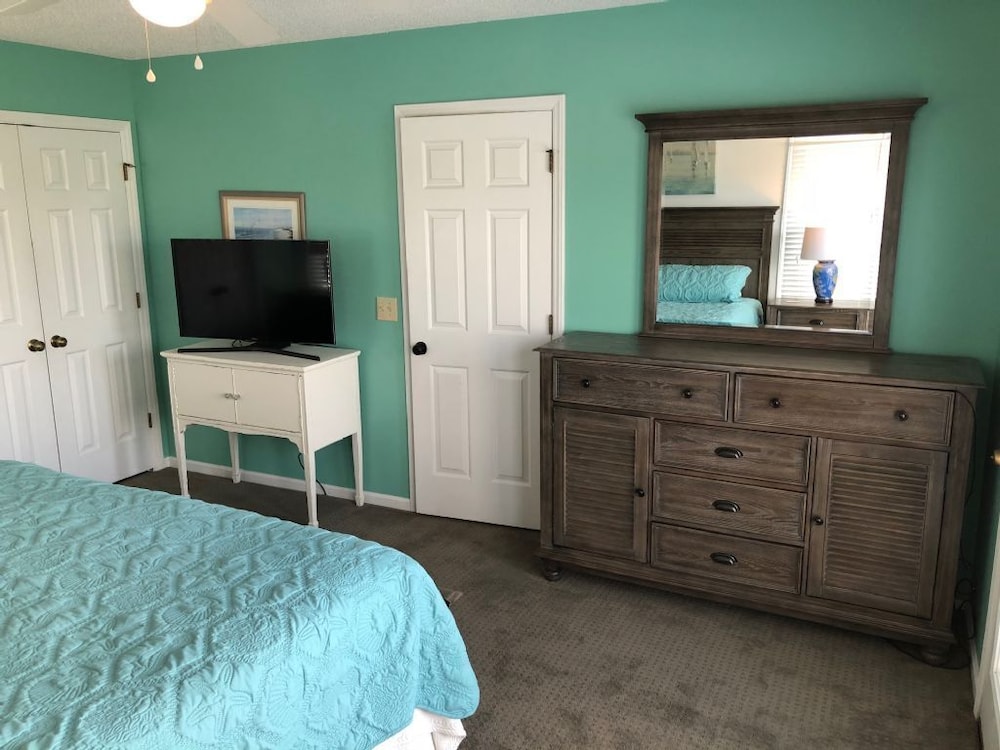 Myrtle Beach Vacations - Tailslide Inn 4 Bedroom Home by RedAwning - Property Image 2