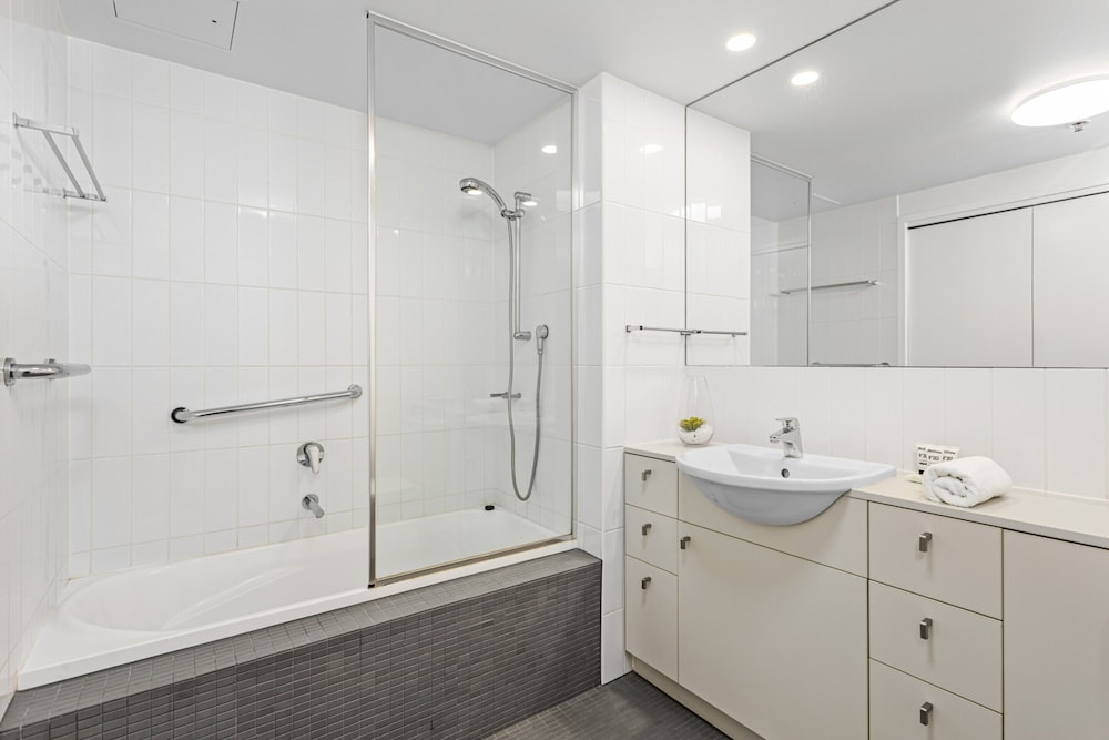 High-floor 2-bed CBD Unit With Views & Amenities