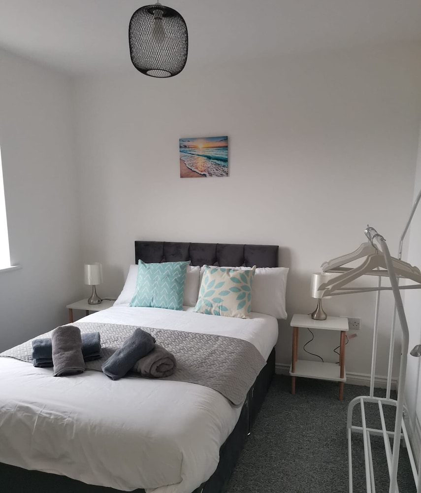 Olive and Carol's Beautiful 3-bed House in Walsall view 4