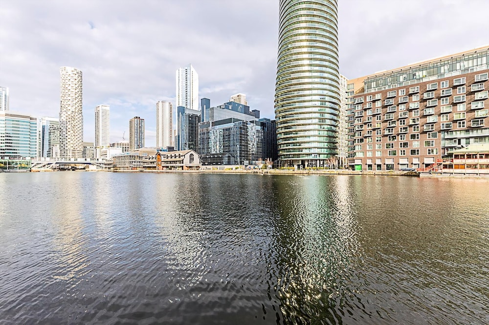 Sleek Flat w/ River Views In Canary Wharf