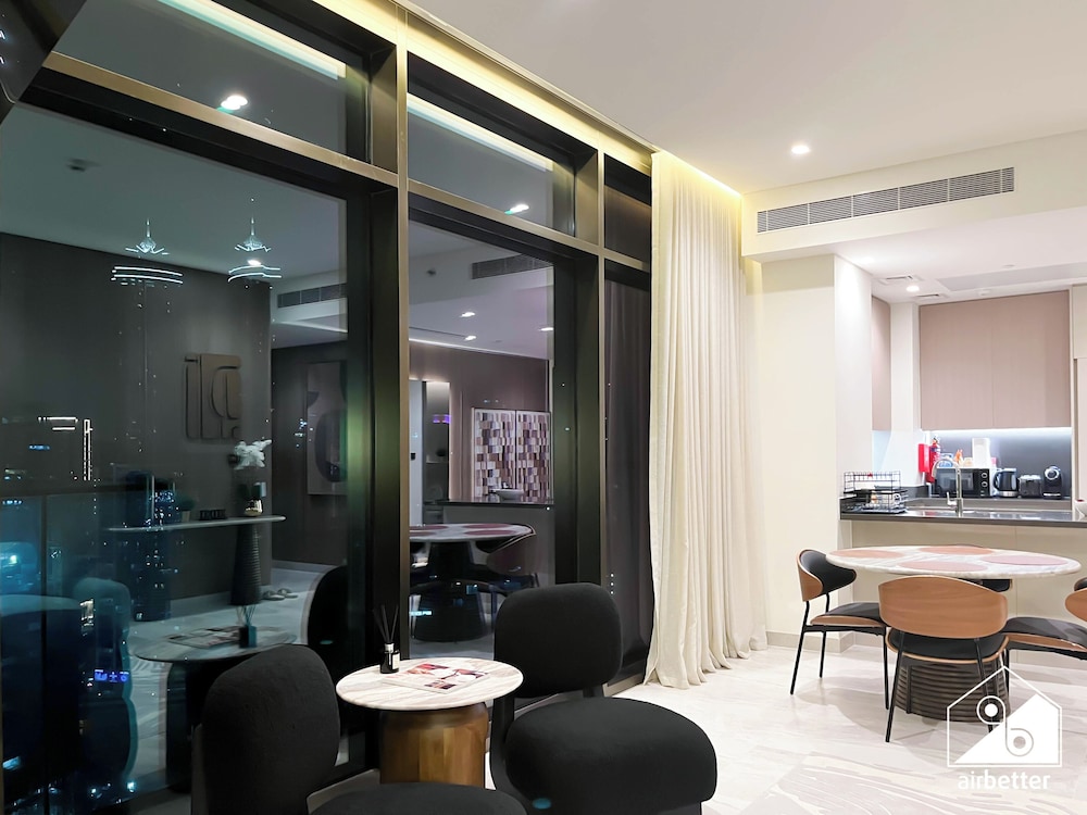 Luxurious 3BR Canal View Apartment Pool + Gym