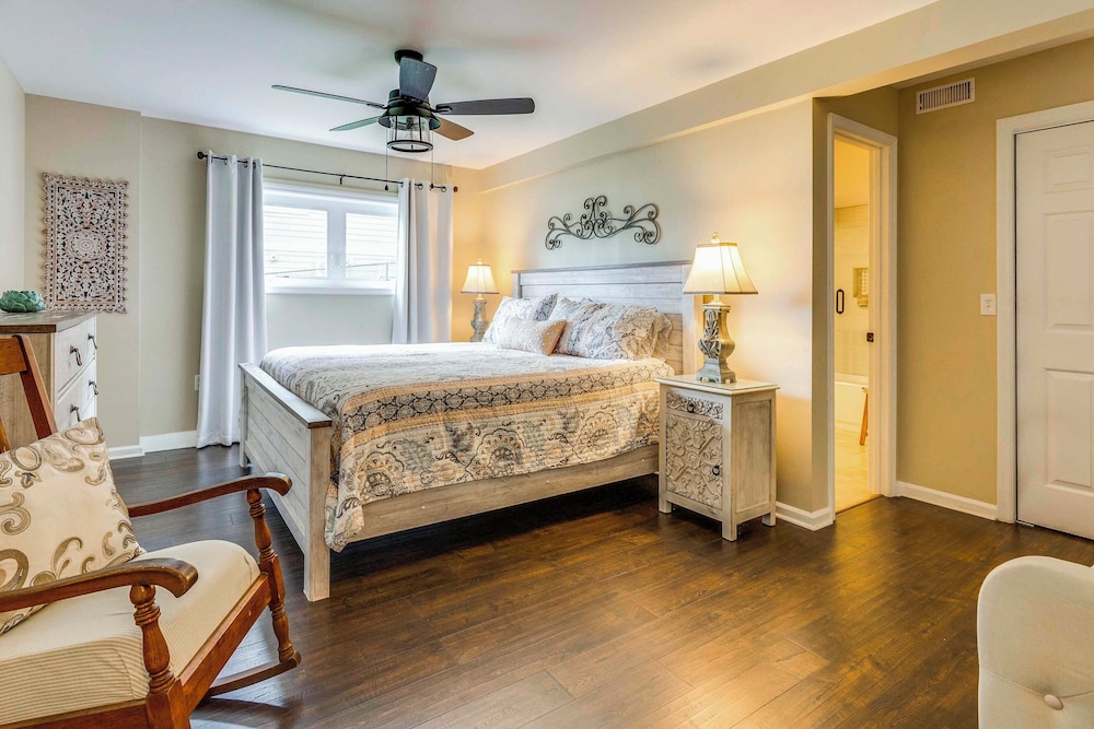 February Perks! Couples Getaway in Hayesville