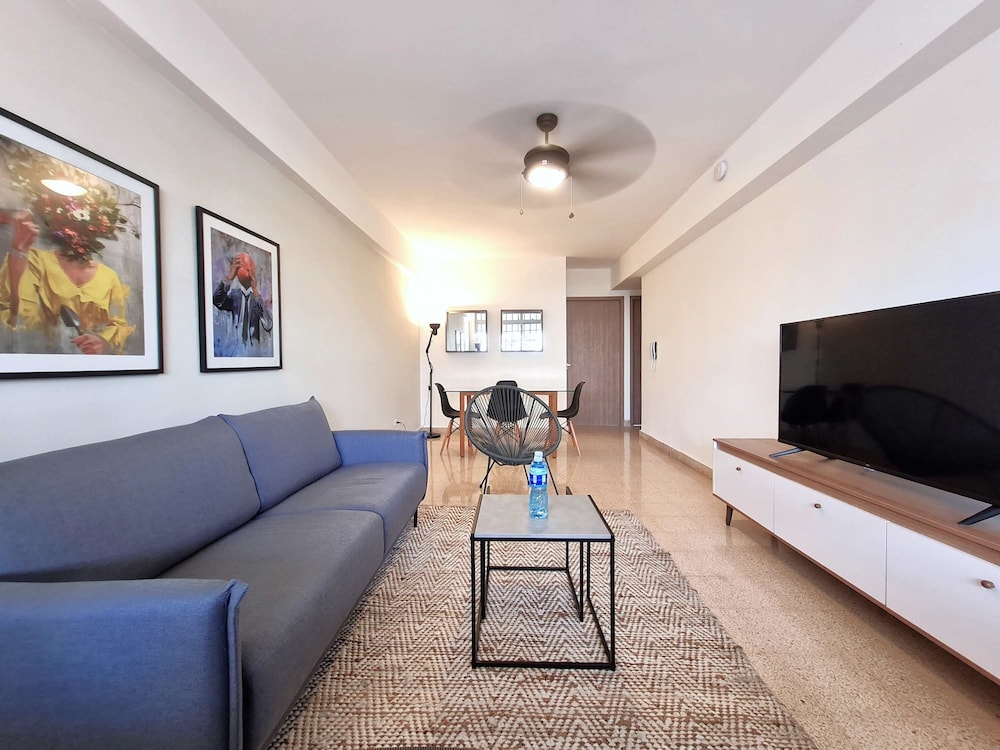 w Modern 2BR In La Cresta