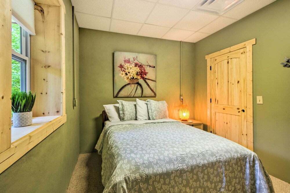 Tryon House w/ Hot Tub - Near Equestrian Centers! view 4