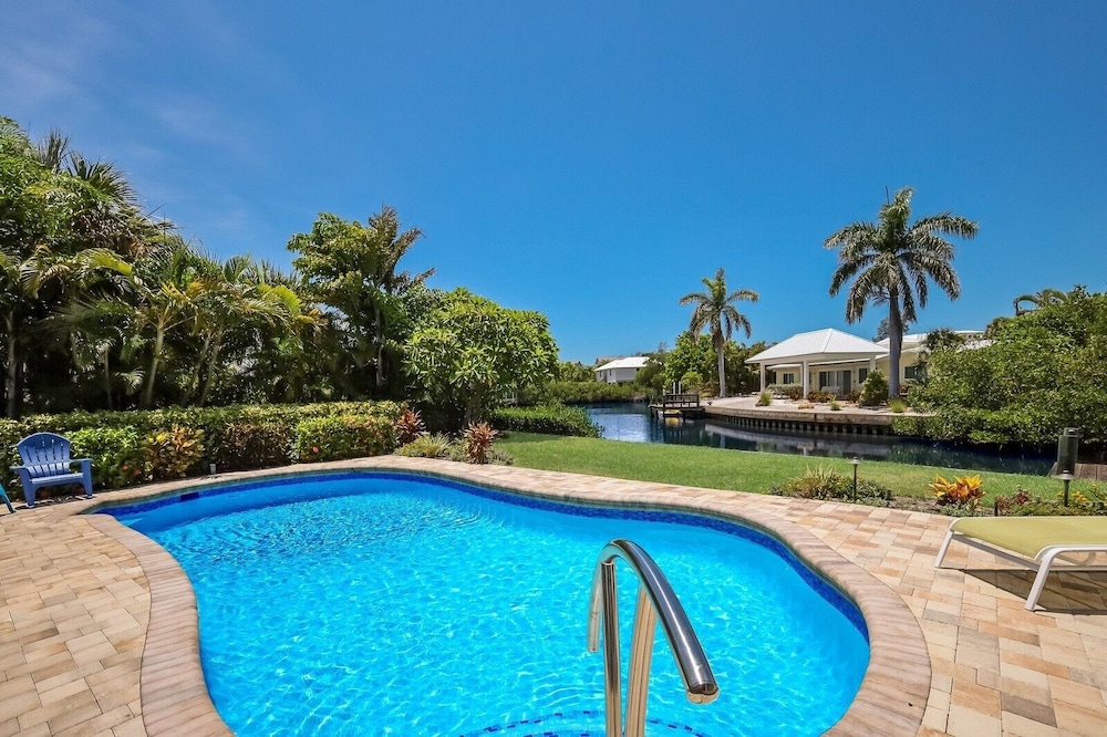 Gladiolus On The Water 3 Bedroom Home by RedAwning