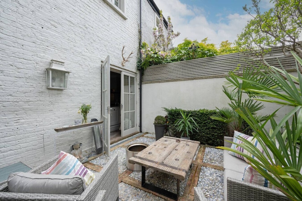 3-bed Home w Private Parking Fairytale Garden