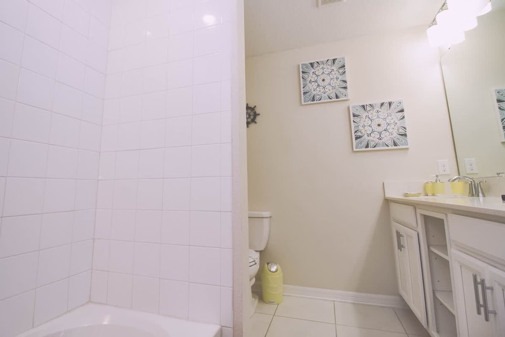 Beautiful Decor 2BR Apartment Near Disney