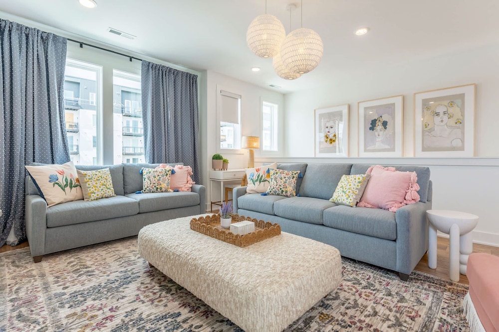 Luxe Group Stay With Hot Tub Rooftop Lounge