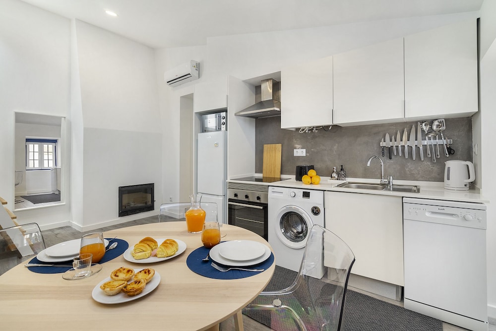 Urban Escape: 1-Br W/Mezzanine Near Campo Ourique