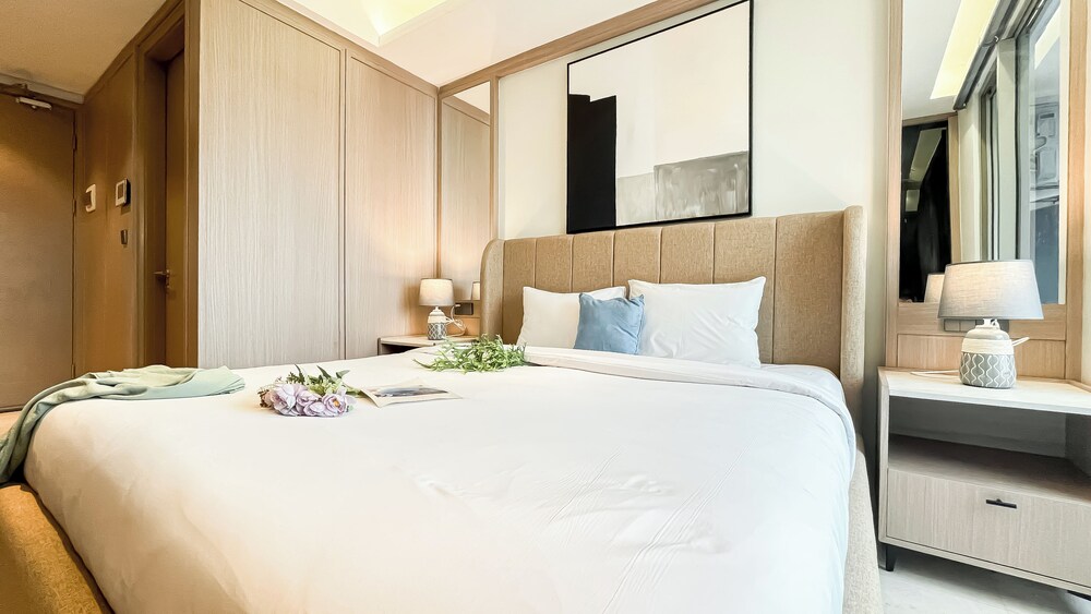 Modern Minimalist Studio Room At Gold Coast Apartment