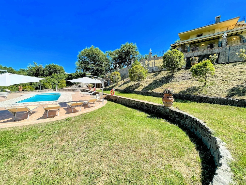 Charming Villa in Umbria - Sleeps 16 - Lake View - Pool, Jacuzzi and Events Room