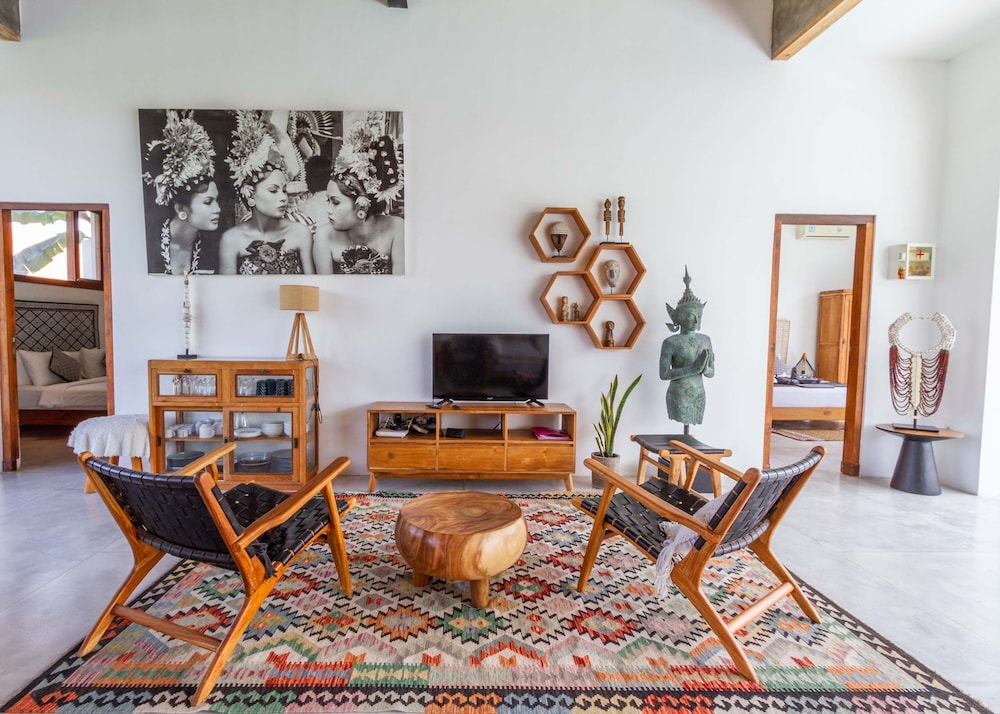 Villa Maje by Alfred in Bali - Tropical 3BD Villa w Pool Near Batu Belig Beach