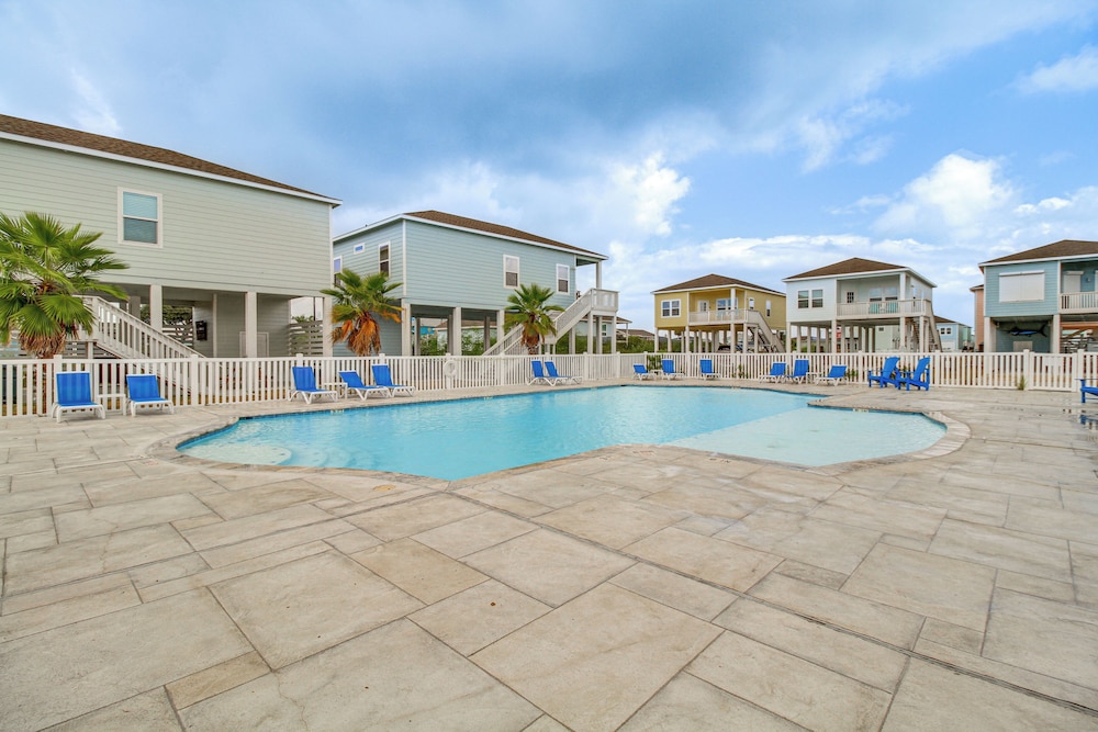 Walk to Water! Home w/ Pool Access in Rockport