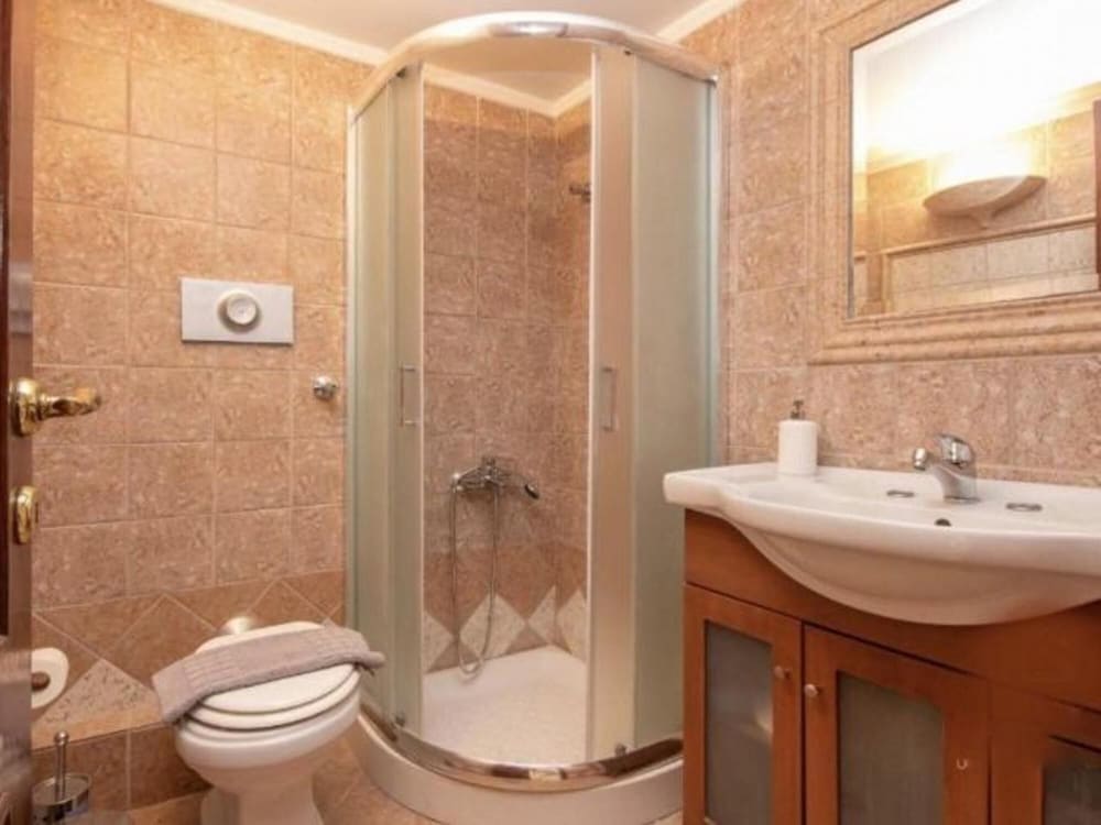 Chloe Lux Apartment by Travel Pro Services view 3