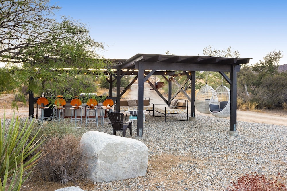 Jackalope Junction-pool, Hot Tub, Fire Pit, Bbq & Desert Views! 2 Bedroom Home by RedAwning
