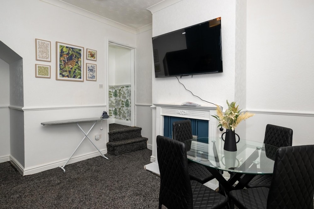 4-bedroom- Stoke-on-trent Sleeps 8- pet Friendly