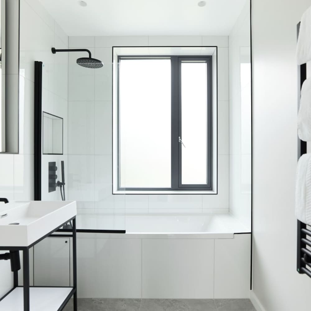 The Brondesbury Hideaway - Stylish 3bdr Flat With Balcony Parking