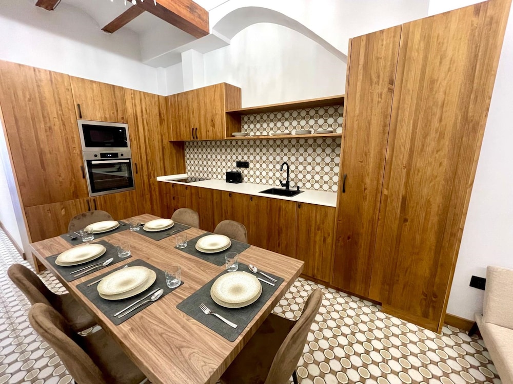 Los Angeles With 3 Bedrooms and 3 Bathrooms