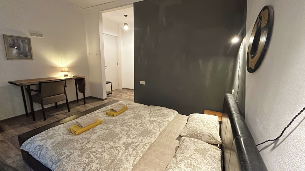 Mestia Retreat Sleeps 12 With Garden