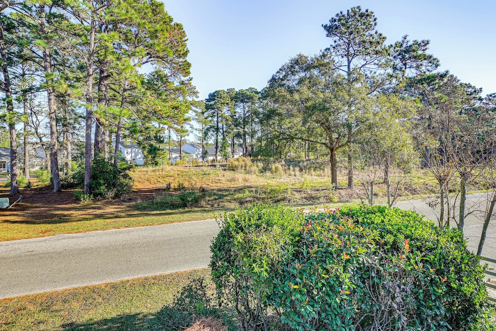 7 Mi to Ocean: Myrtle Beach Condo w/ Deck