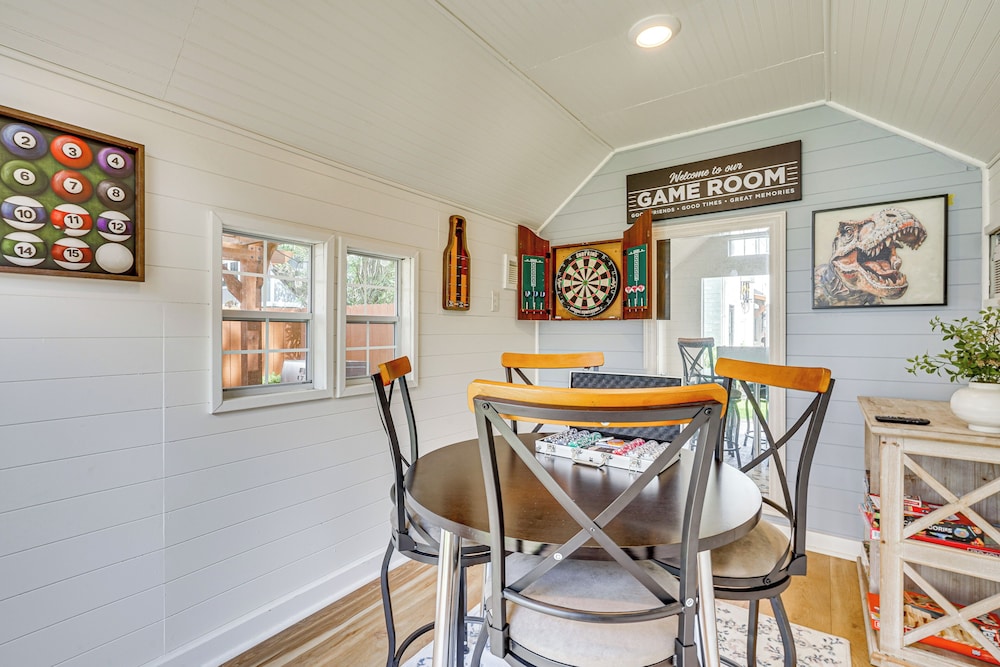 Dtwn Retreat w/ Game Room! Walk to Hampton Park