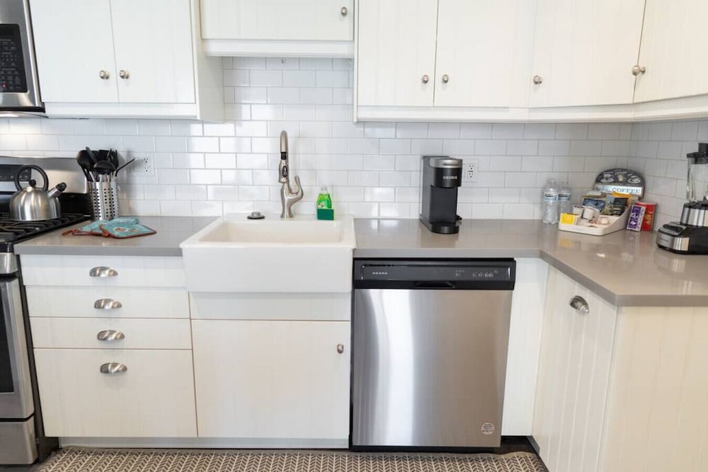 Updated 1BR House in Glendale With Private Fenced Yard p55