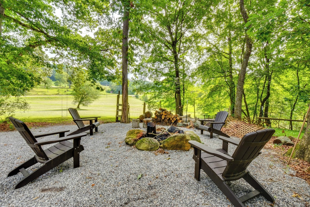 6 Miles to Helen: Cabin w/ Hot Tub & Views!