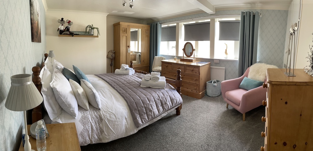 Stunning Two Bedroom Cottage in Honley view 5