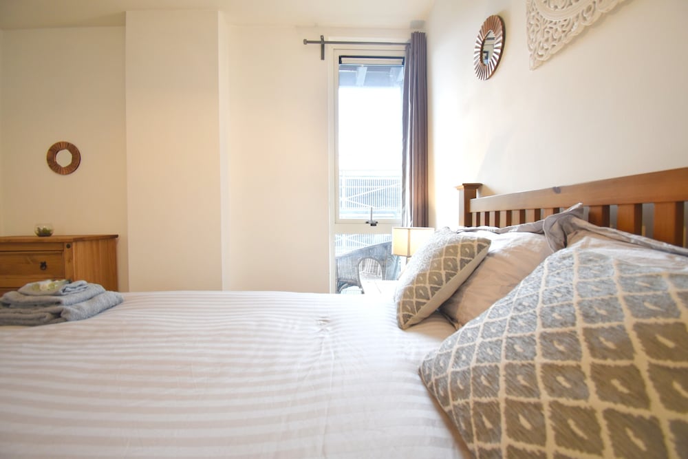 MK Hub Apartment with Oak Furniture view 3