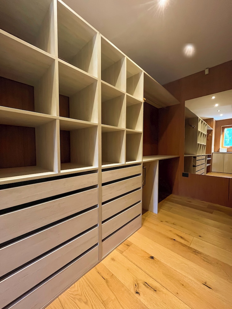 Stunning 4-Bedroom House Large Garden and Pool H61 by Apartments Bariloche