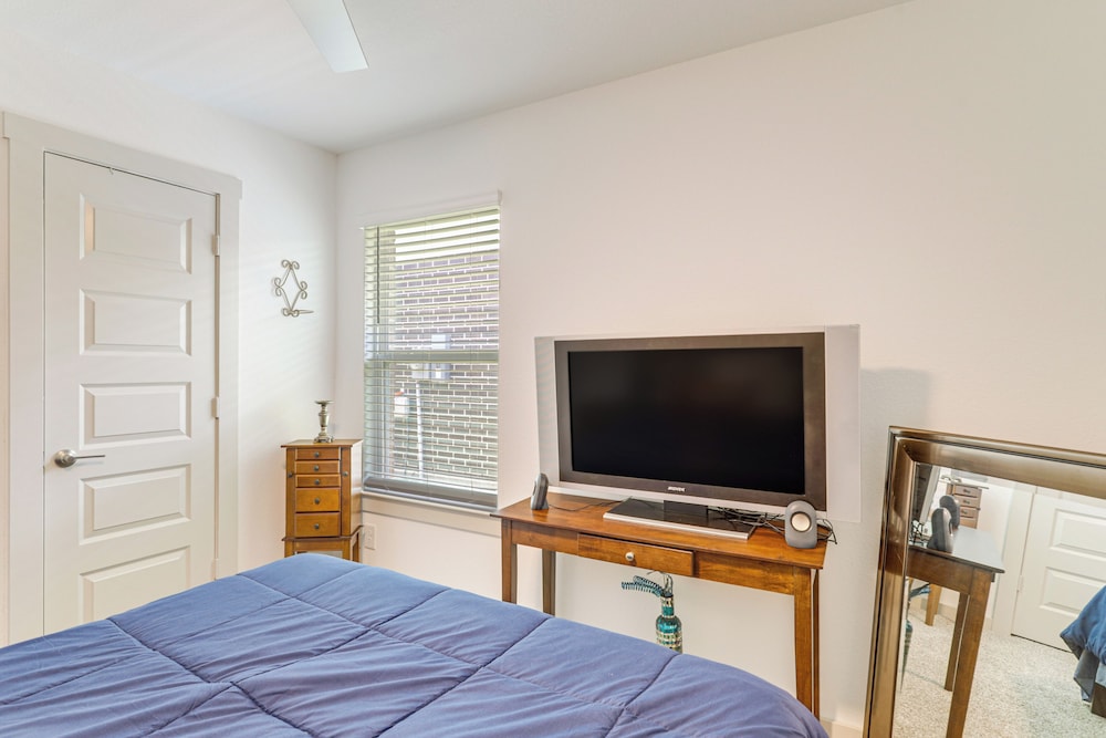 Fenced Yard: Quiet Family Home in Richmond