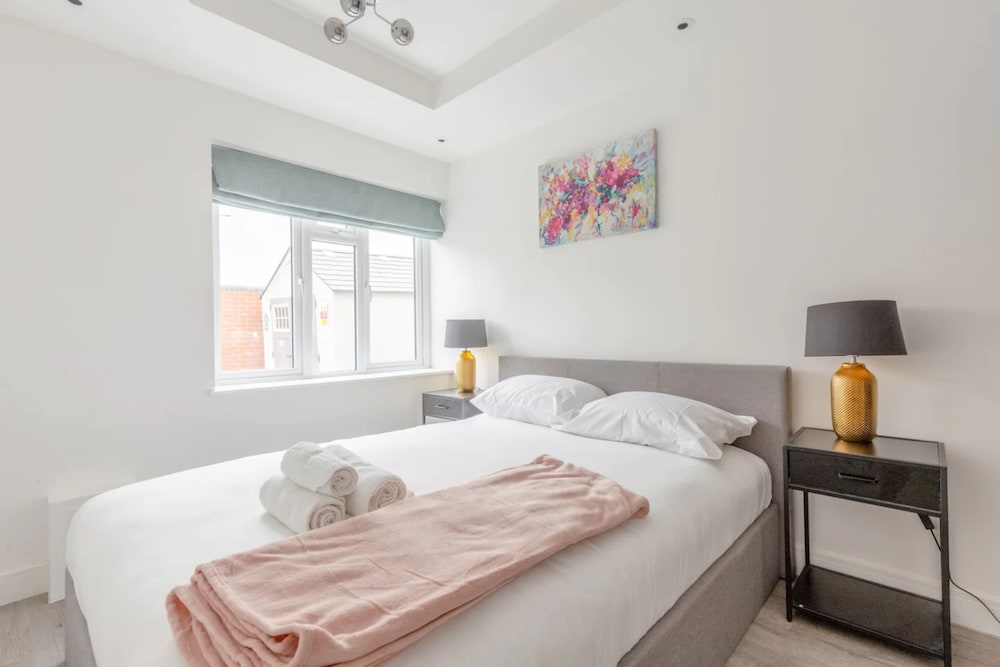 Contemporary 2 Bedroom in West London