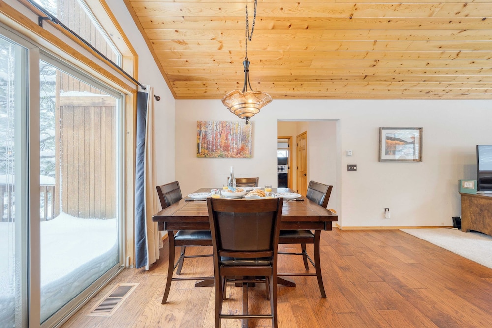 Cabin Retreat w/ Hot Tub & Fireplace - Near Northstar and Downtown Truckee