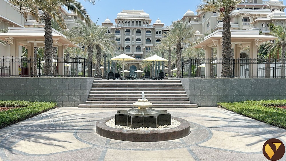 Grandeur Private Beach Walk to Mall
