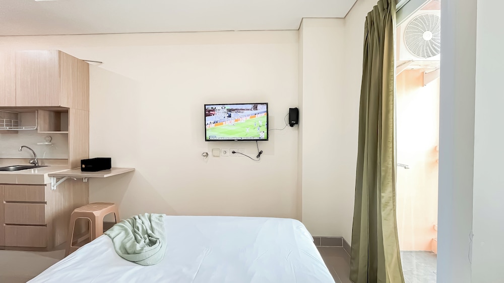 Modern And Homey Studio Apartment B Residence By Travelio
