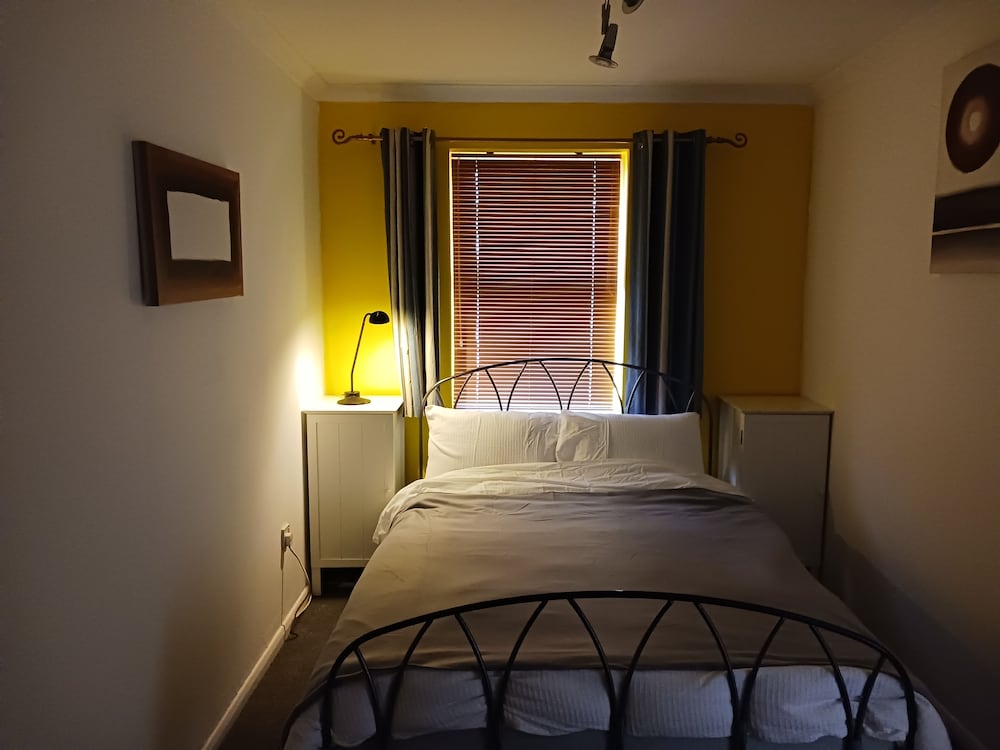 Cosy 1-bed Apartment in Swindon, Private Parking view 5