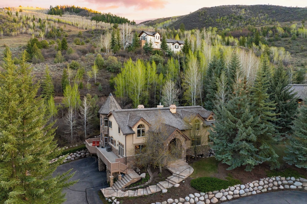 Cozy Edwards Retreat w/ Fireplace, Near Ski Resort Osprey Nest by Avantstay