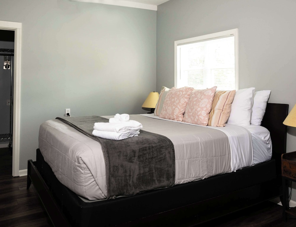 Three Blocks From Paradise Cozy Home for 8 Near Lake Geneva