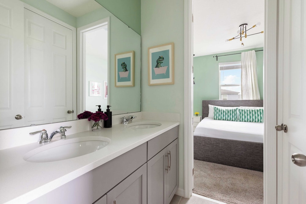 Sleeps 25! In Solara Resort, Near the Theme Parks Coconut Breeze by Avantstay