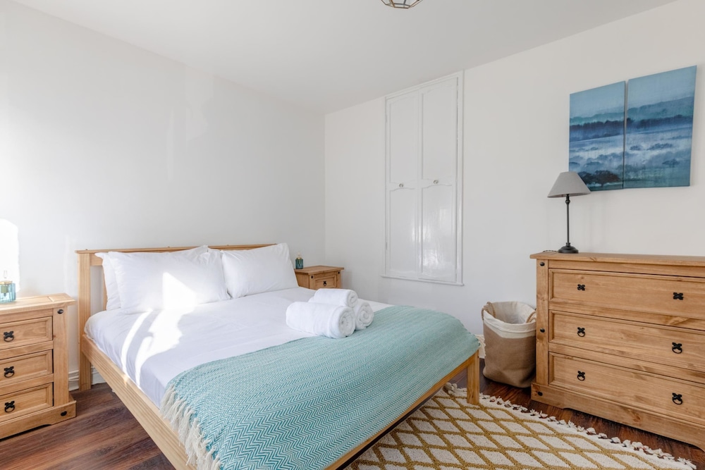 Serene 2BD Flat W/private Patio Old Street!