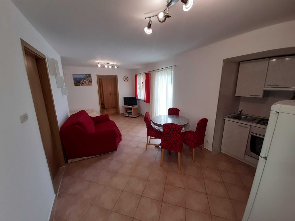 Cozy Apartments With Private Balcony Vinisce